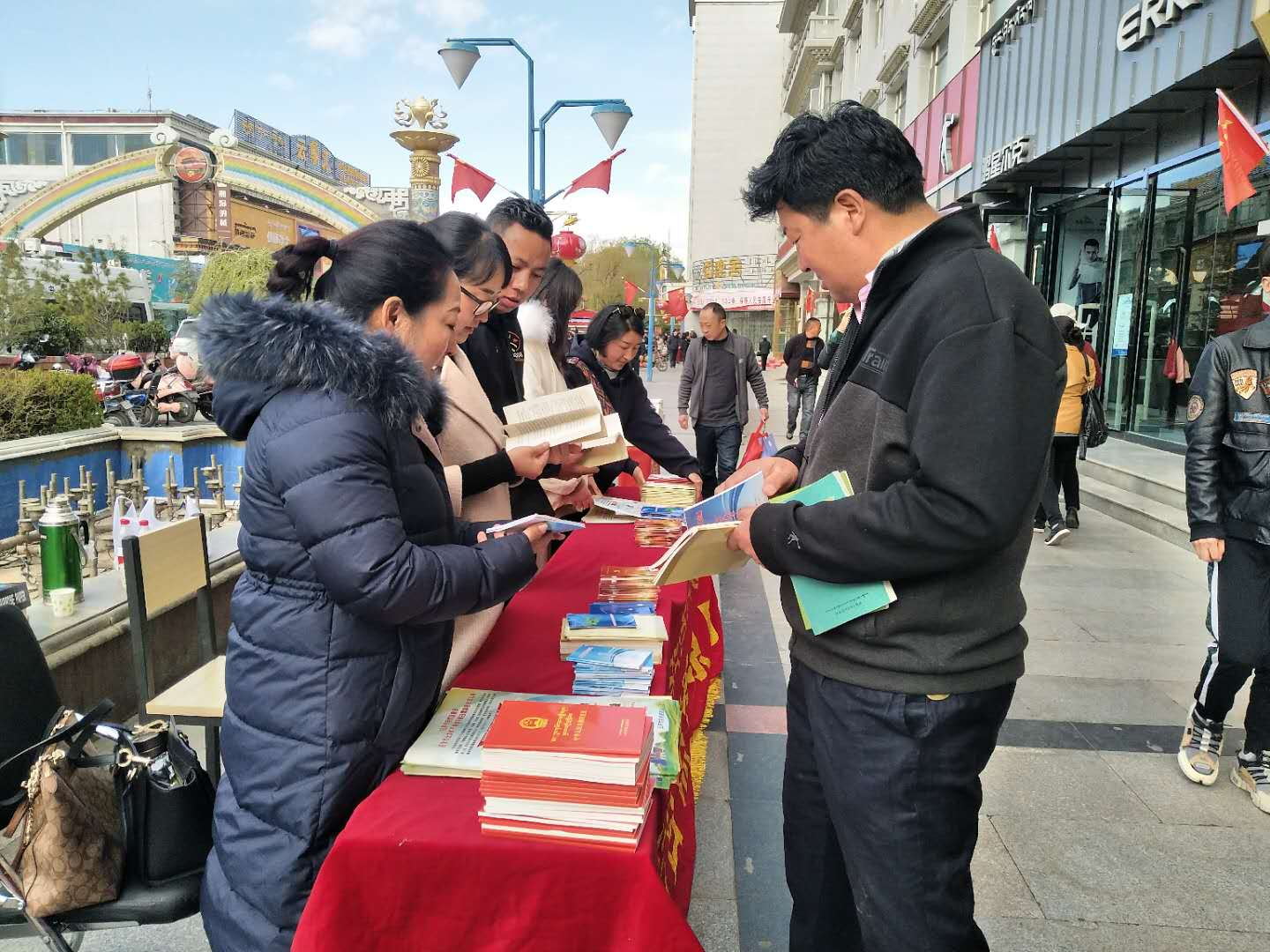 我区开展全民国家安全教育日宣传活动.jpg